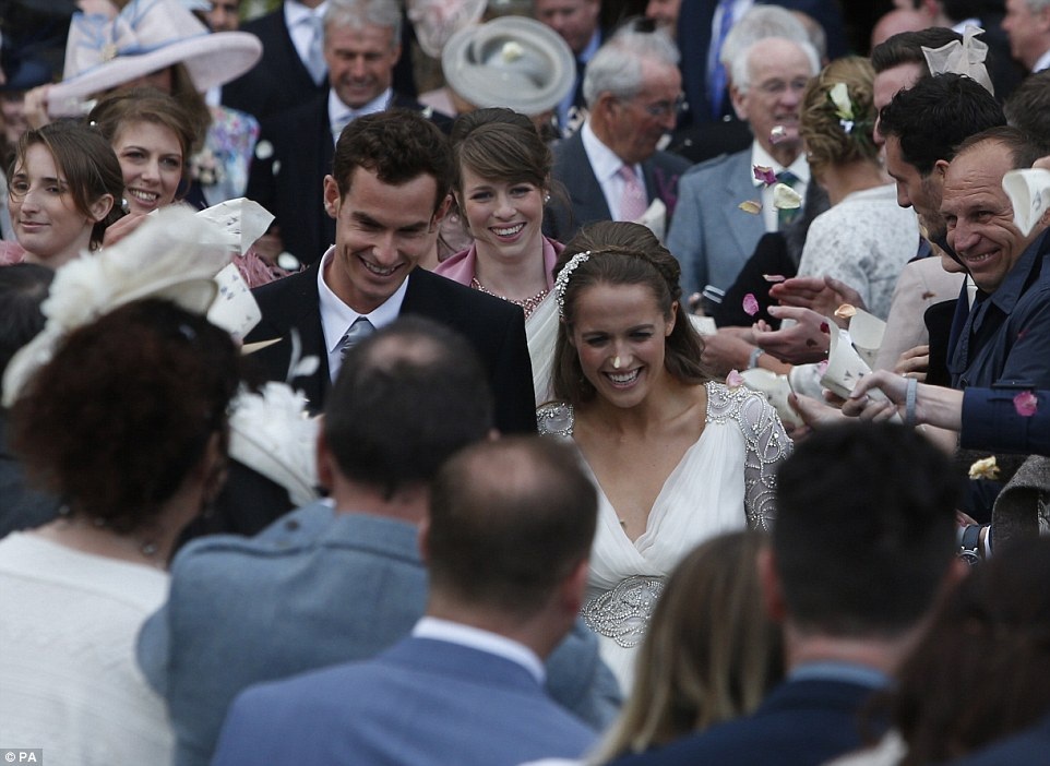 Ngắm nhìn tiệc cưới giản dị và ấm cúng của tay vợt Andy Murray - 23 Những người Scotland nở nụ cười chúc phúc
cho đôi vợ chồng trẻ.