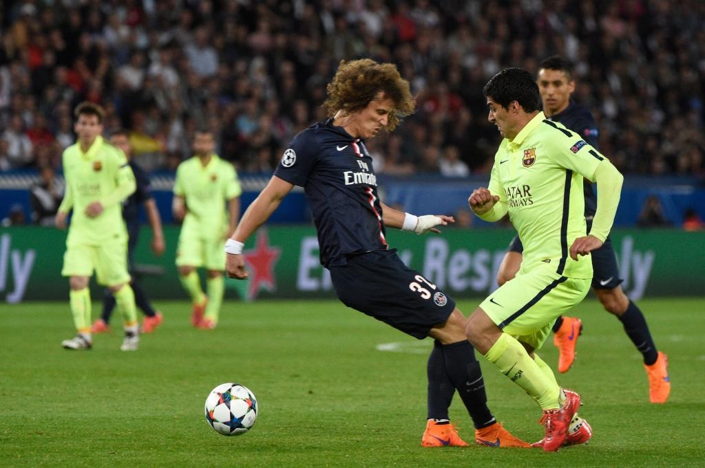 Với trái bóng, Luis Suarez “xâu kim” cả Paris - 1 David Luiz hai lần bị Suarez biến thành gã
hề trên sân