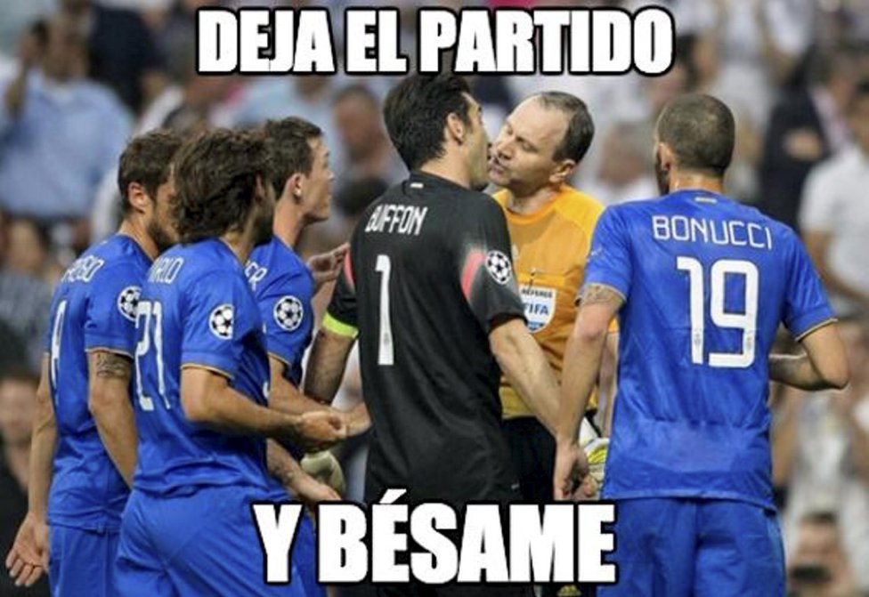 Ảnh biếm họa về thất bại cay đắng của Real Madrid - 8 Buffon và trọng tài cứ như thể sắp khóa
môi.