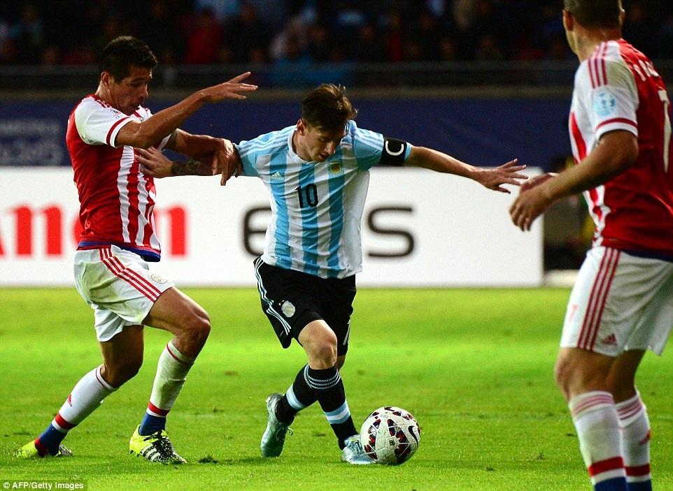Messi lập công, Argentina vẫn bị cầm chân ngày ra quân - 2 Messi phần nào thể hiện được vai trò thủ
lĩnh
