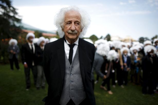 Hơn 300 ông “Einstein” xuất hiện tại Los Angeles