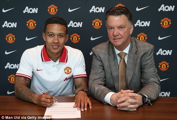 Depay chính thức ra mắt đội bóng mới