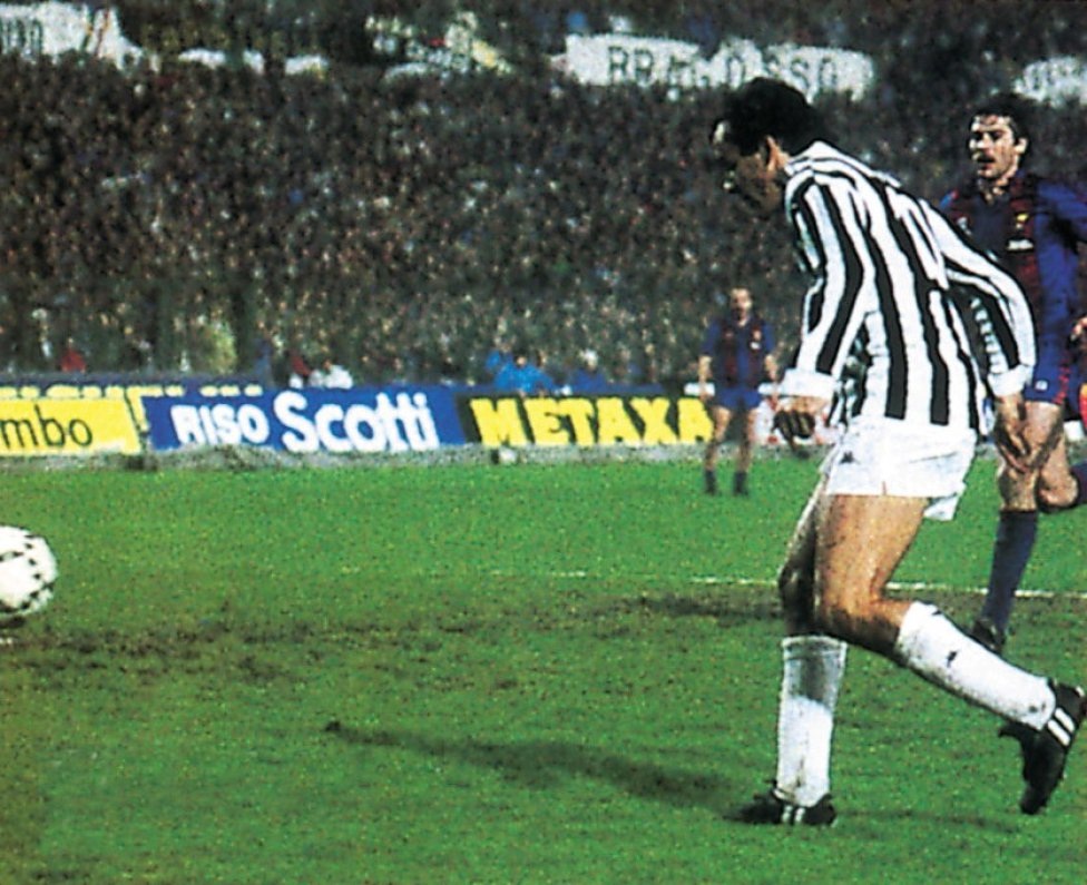 Lịch sử những cuộc đụng độ giữa Barca và Juventus - 6 Michel Platini, đương kim chủ tịch UEFA
chính là người ghi bàn cho Juventus ở trận lượt về.