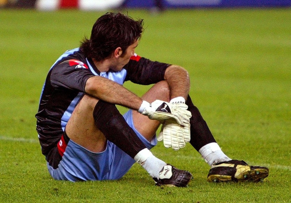Lịch sử những cuộc đụng độ giữa Barca và Juventus - 14 Nỗi buồn của Buffon sau khi bị chân sút người
Argentina sút tung lưới.