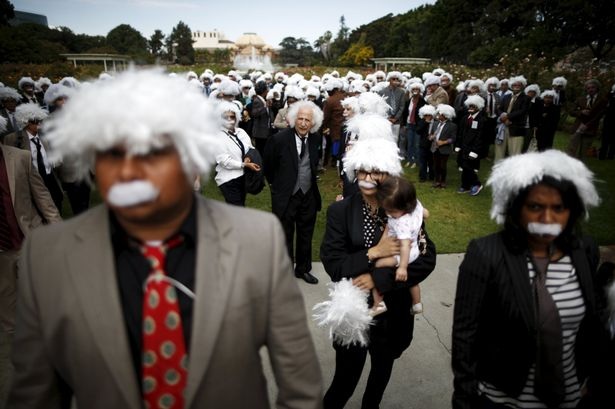 Hơn 300 ông “Einstein” xuất hiện tại Los Angeles