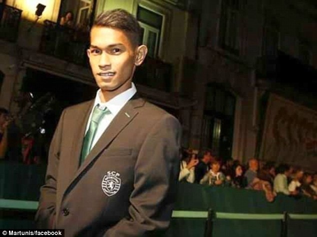 Martunis hãnh diện trong bộ vest của đội bóng Bồ Đào Nha.