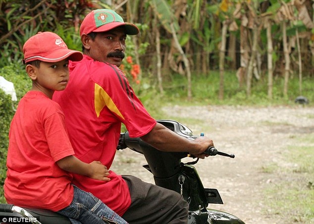 Martunis và cha, người thân duy nhất của cậu bé sau thảm họa
sóng thần.