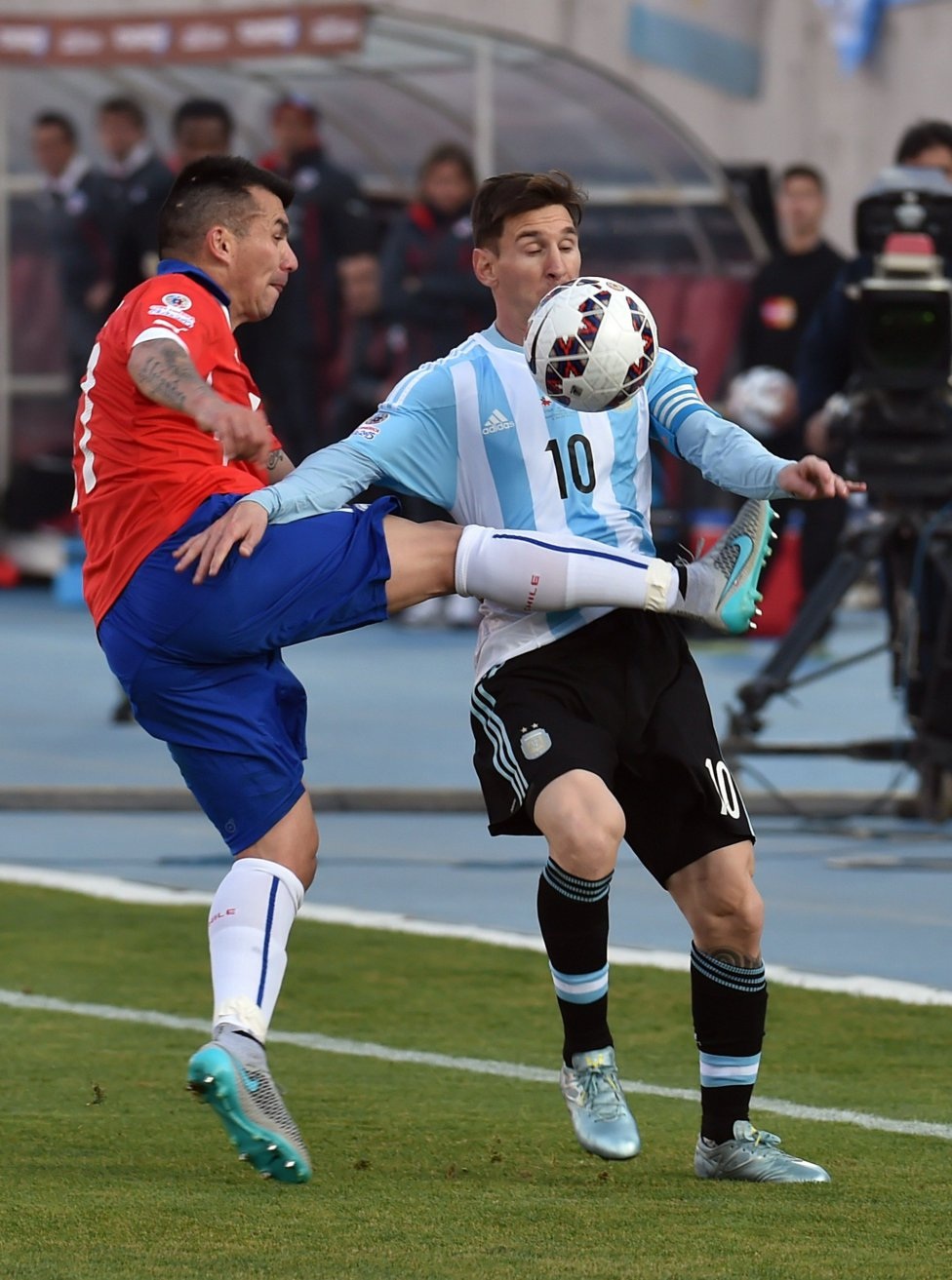 Lionel Messi: Thêm một lần dang dở với đội tuyển Argentina - 1 Các cầu thủ Chile sẵn sàng triệt hạ Messi bất cứ lúc nào