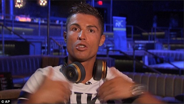 C.Ronaldo nổi đóa vì bị hỏi về tương lai Sergio Ramos - 1 C.Ronaldo bực bội vì liên tục bị hỏi về Ramos