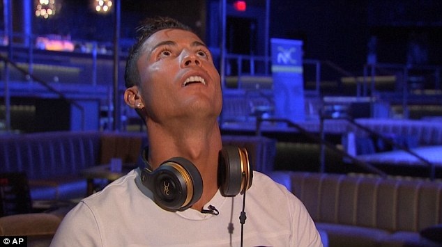 C.Ronaldo nổi đóa vì bị hỏi về tương lai Sergio Ramos - 2 Anh cho rằng trả lời những câu như vậy chẳng khác nào biến
mình thành kẻ ngốc.