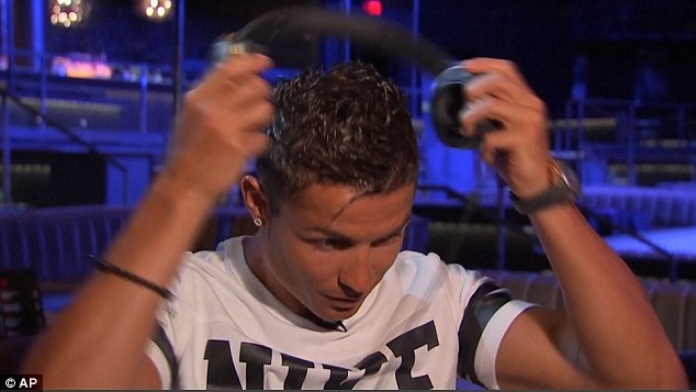 C.Ronaldo nổi đóa vì bị hỏi về tương lai Sergio Ramos - 3 C.Ronaldo bất ngờ cởi bỏ microphone và tai nghe vì không muốn
trả lời thêm nữa.