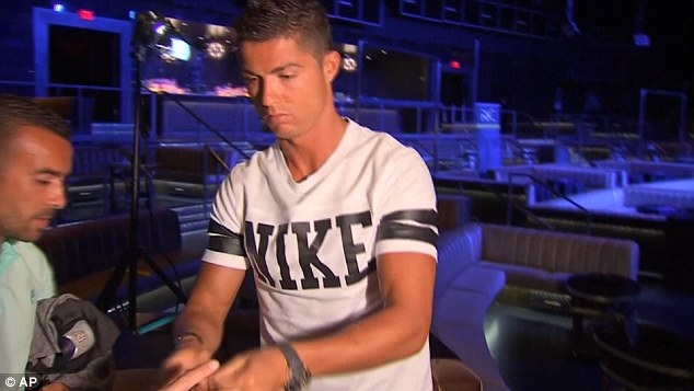 C.Ronaldo nổi đóa vì bị hỏi về tương lai Sergio Ramos - 4 Buổi phỏng vấn bị ngừng đột xuất.