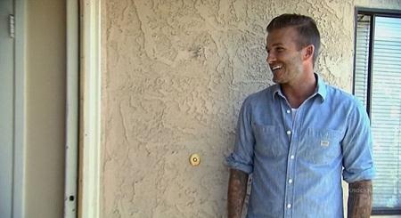 David Beckham “rình mò” bên ngoài một gia đình