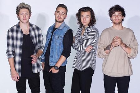 Louis phấn khích khi bốn thành viên One Direction đoàn tụ