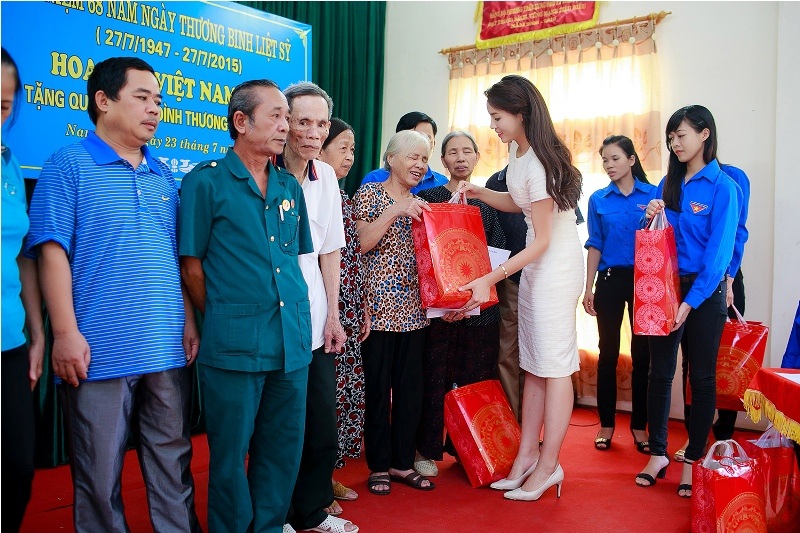 Tặng quà cho các gia đình thương binh, liệt sĩ