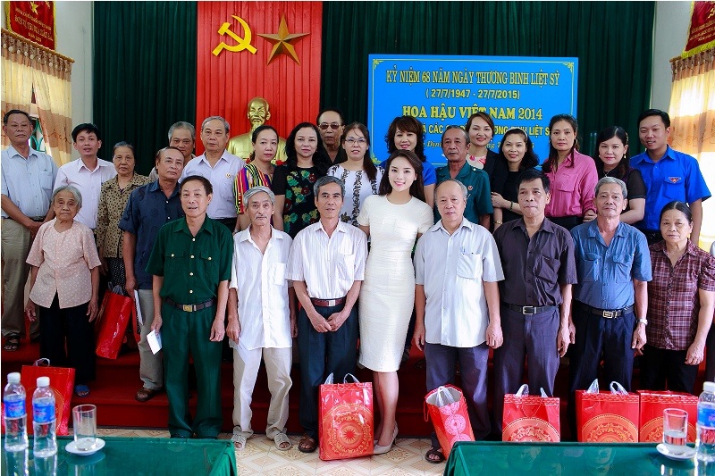 Tận tình thăm hỏi các cụ bà