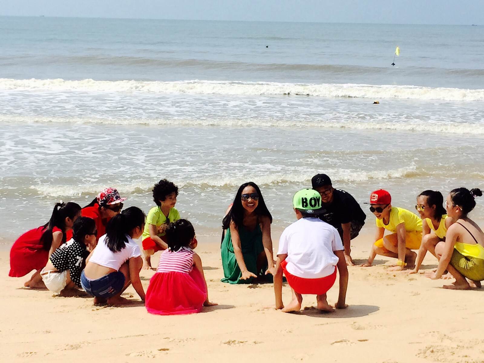 Cùng chơi các trò chơi vận động trên biển