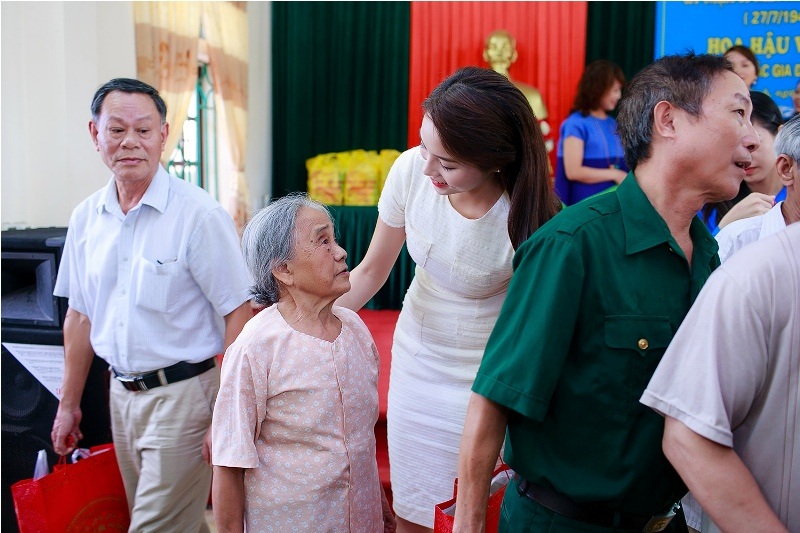 Tận tình thăm hỏi các cụ bà