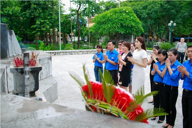 Mang hoa đến thắp hương tại đài tưởng niệm