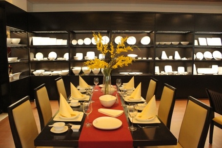 Khách hàng chờ thanh toán và nhận hàng