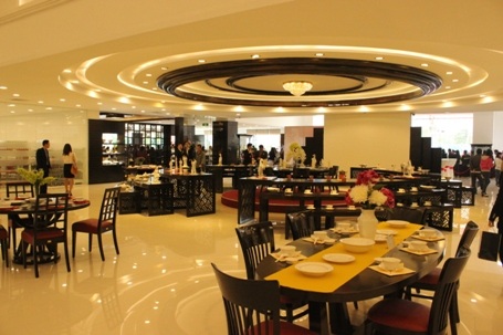 Khách hàng chờ thanh toán và nhận hàng