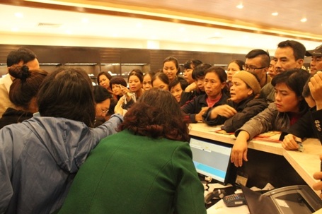 Khách hàng chờ thanh toán và nhận hàng