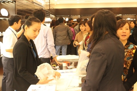 Khách hàng chờ thanh toán và nhận hàng