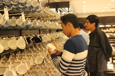 Khách hàng chờ thanh toán và nhận hàng