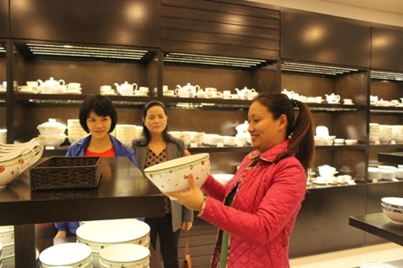 Khách hàng chờ thanh toán và nhận hàng