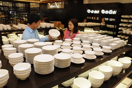 Nhiều quà tặng trong ngày gốm sứ Minh Long I đổ bộ ra Hà Nội - 3 Mặt tiền showroom Minh Long I tại Hà Nội