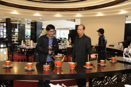 Nhiều quà tặng trong ngày gốm sứ Minh Long I đổ bộ ra Hà Nội - 6 Đích thân ông Lý Ngọc Minh giới thiệu sản phẩm hoa văn mới cho khách