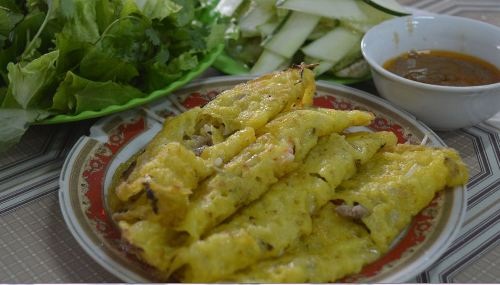 Bảng hiệu khá khiêm tốn của quán “Bánh xèo bà Dưỡng”