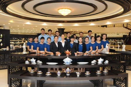 Nhiều quà tặng trong ngày gốm sứ Minh Long I đổ bộ ra Hà Nội - 7 Đội ngũ nhân viên bán hàng của Minh Long I sẽ tận tình tư vấn cho khách