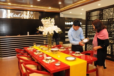 Nhiều quà tặng trong ngày gốm sứ Minh Long I đổ bộ ra Hà Nội - 4 Mặt tiền showroom Minh Long I tại Hà Nội