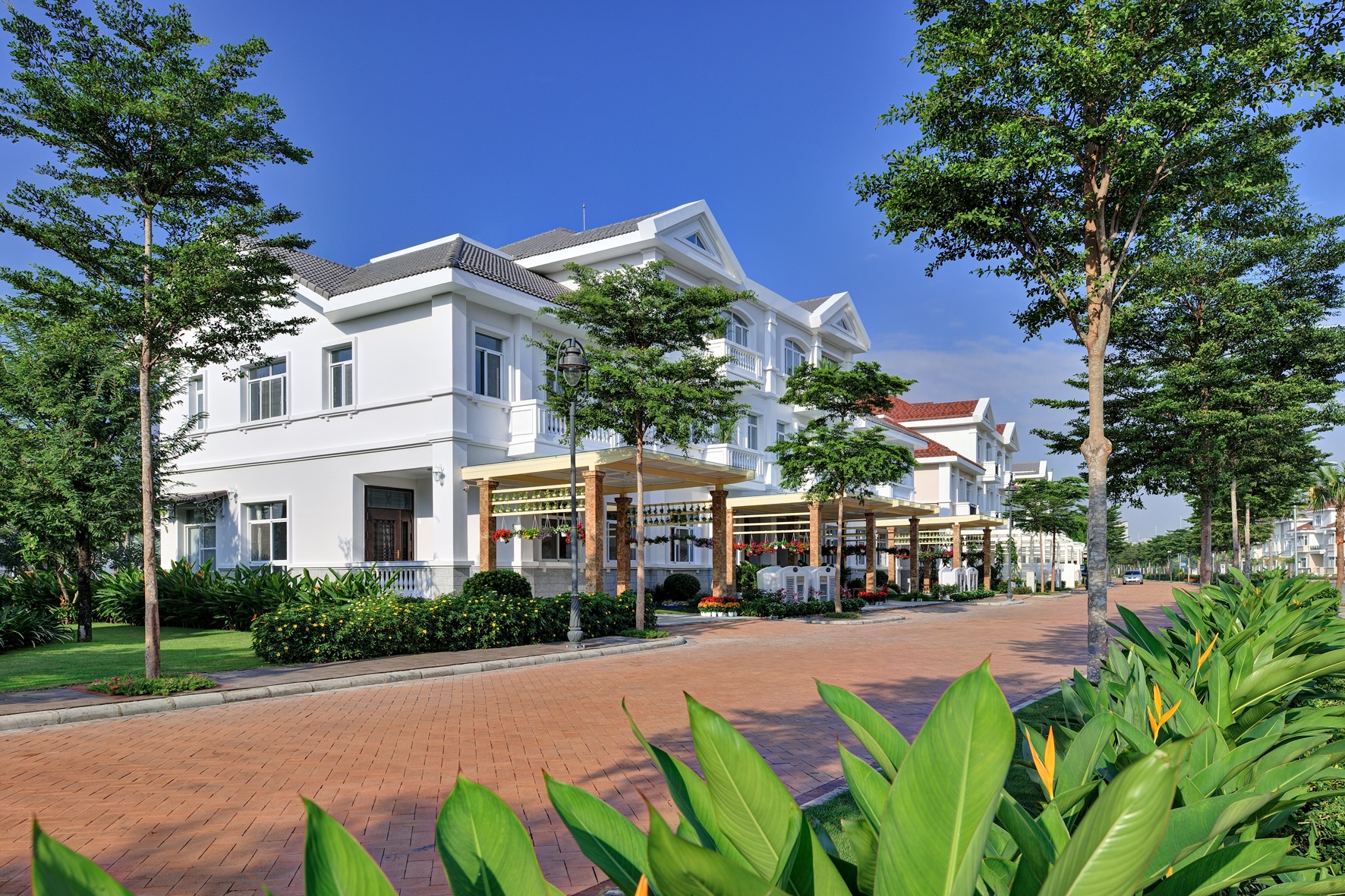 Khám phá khu biệt thự siêu sang ở Phú Mỹ Hưng - 6 Những con đường phủ đầy hoa như gọi mời những chủ nhân khi họ trở về với mái ấm thật sự