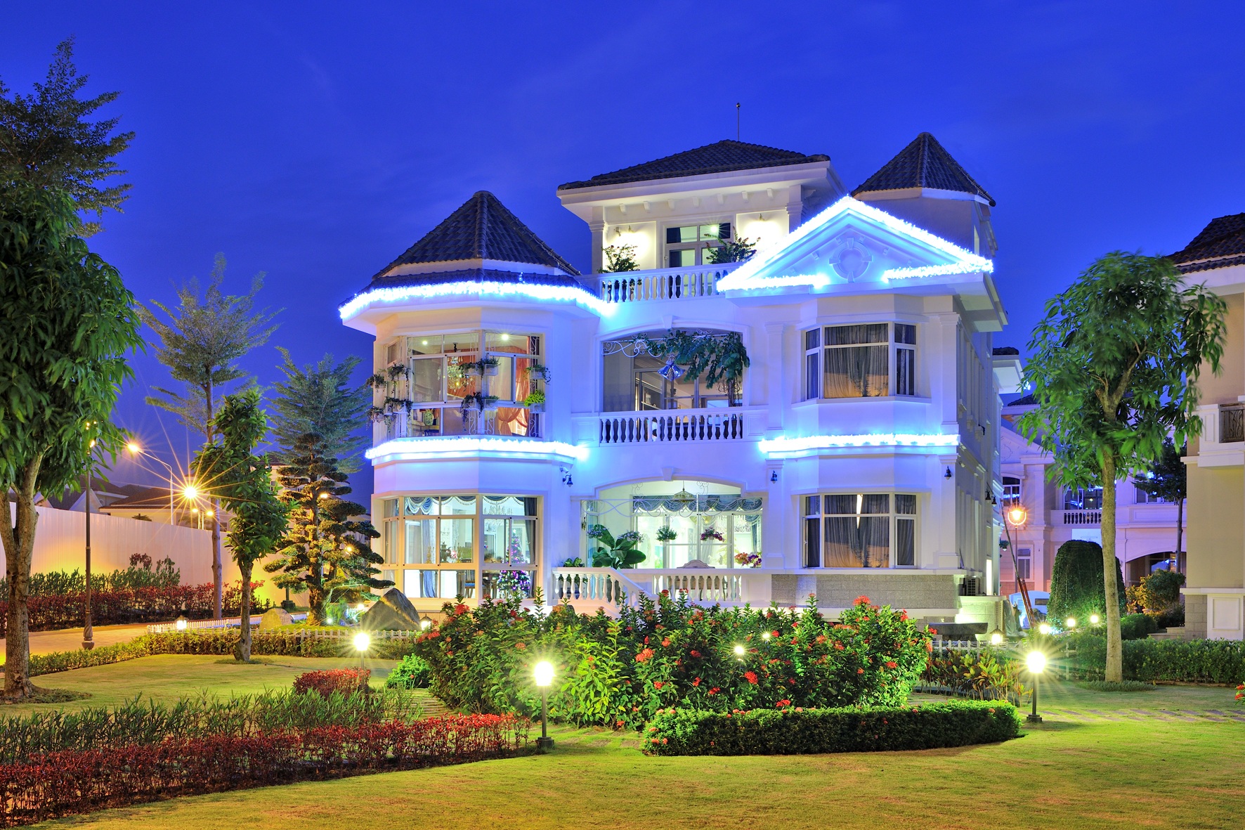 Khám phá khu biệt thự siêu sang ở Phú Mỹ Hưng - 7 Những con đường phủ đầy hoa như gọi mời những chủ nhân khi họ trở về với mái ấm thật sự