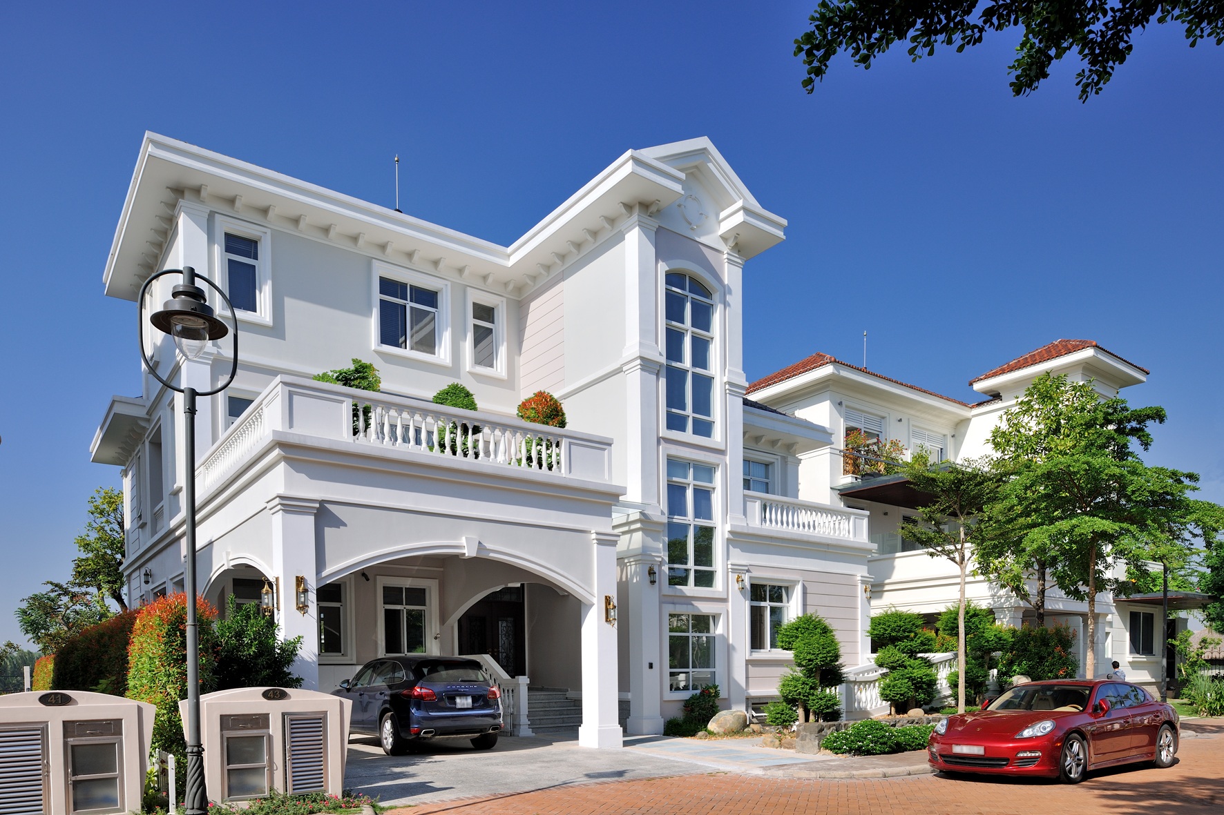 Khám phá khu biệt thự siêu sang ở Phú Mỹ Hưng - 8 Những con đường phủ đầy hoa như gọi mời những chủ nhân khi họ trở về với mái ấm thật sự