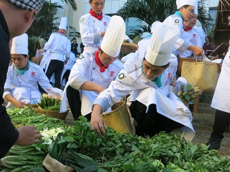 Vô địch Chiếc thìa vàng 2014: Khách sạn Caravelle giành giải 1 tỷ đồng - 3 Và sau đó vội vã đi chợ chọn nguyên liệu