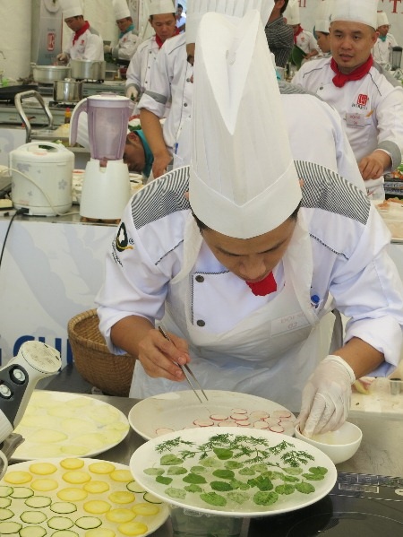 Vô địch Chiếc thìa vàng 2014: Khách sạn Caravelle giành giải 1 tỷ đồng - 6 Và sau đó vội vã đi chợ chọn nguyên liệu