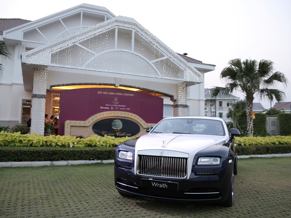 Sự hiện diện của dòng xe Wraith thuộc hãng xe hơi trứ danh thế giới Rolls-Royce