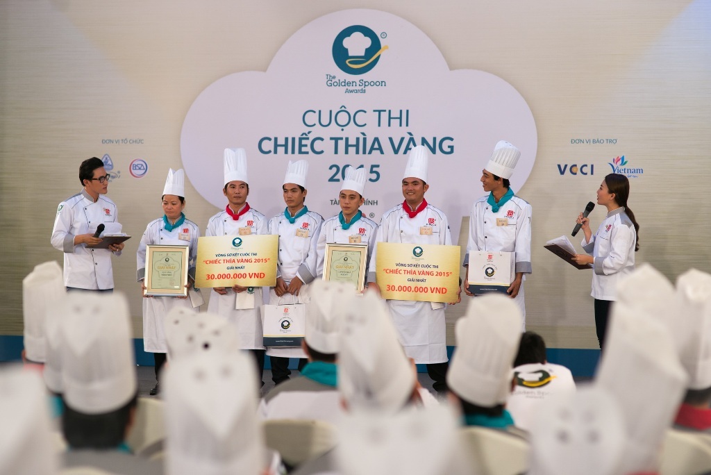 Đã mắt, ngon miệng với vòng loại “Chiếc thìa vàng 2015” tại Cần Thơ - 8 Các bếp trưởng vui mừng nhận chiếc vé vào vòng trong của cuộc thi nấu ăn danh tiếng