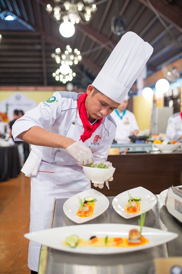 Đầu bếp Anh Duy (Khu du lịch Bình Qưới 1) biến tấu món sò điệp sốt muối é