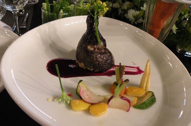 Gà ri cuộn xôi nướng, chấm xốt trái giác