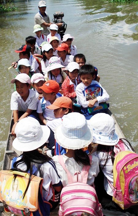 Đồng Tháp cho học sinh nghỉ học tránh lũ - 1 Đồng Tháp cho học sinh nghỉ học tránh lũ - 1