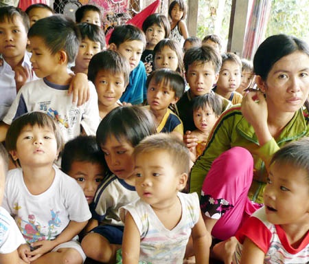 Tạo mọi điều kiện tốt nhất để HS vùng lũ đến trường - 2