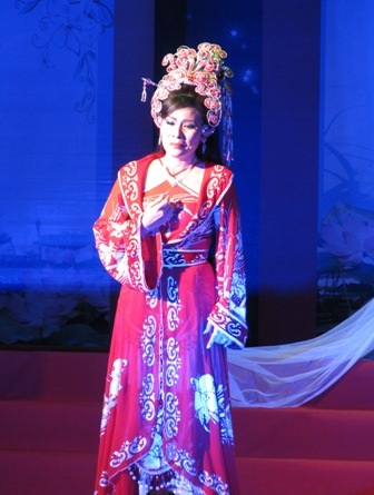 "Người đẹp Đắc Kỷ" Kim Hiền lấy lòng khán giả - 1