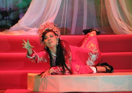 "Người đẹp Đắc Kỷ" Kim Hiền lấy lòng khán giả - 2