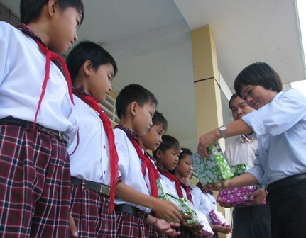 " Một triệu cuốn vở…" đến với học sinh nghèo xứ dừa Bến Tre - 2