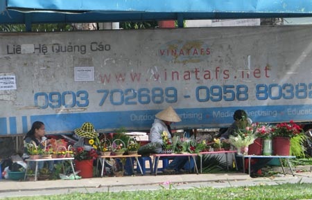 Sinh viên háo hức bán hoa hồng mừng ngày 20/10 - 2 Sinh viên háo hức bán hoa hồng mừng ngày 20/10 - 2