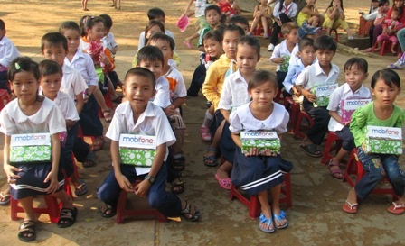 " Một triệu cuốn vở…" đến với học sinh nghèo xứ dừa Bến Tre - 12